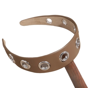 Serre-tête en cuir PU marron avec œillets métalliques argentés sur support en bois