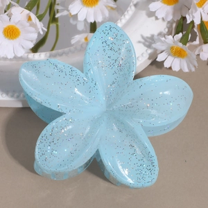 Detailansicht der hellblauen Haarklammer in Blumenform mit glitzerndem Finish und Blüten