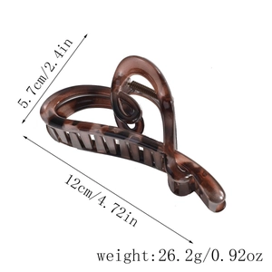 Details und Abmessungen der braunen Haarspange mit Leopardenmuster in Herzform