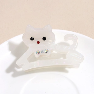 Détail de la pince à cheveux chat en acétate blanc avec nacre et strass étincelants