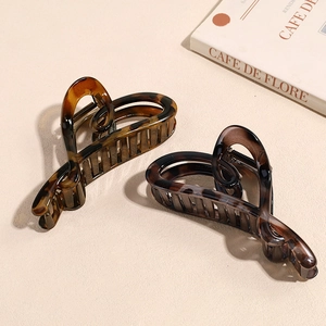 Zweiteiliges Set Haarklammern mit Leopardenmuster und Marmor-Herz-Design in Schildpatt