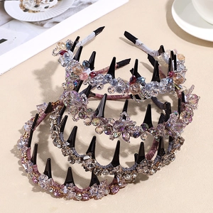 Gros plan de bandeaux élégants en cristal avec dents antidérapantes en rose, violet et gris