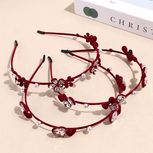 Ensemble de serre-têtes rouges floqués avec cristaux, perles et détails floraux élégants