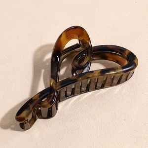 Detail der Haarklammer mit Leopardenmuster, herzförmigem Design und Metallfeder