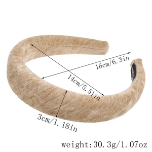 Vue détaillée du serre-tête en velours beige avec mesures de 16 cm de haut et 3 cm de large