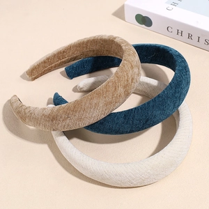 Trois serre-têtes en velours rembourré en kaki, marine et crème pour un look chic