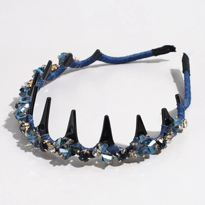 Détail du serre-tête en velours bleu avec pointes sombres et cristaux scintillants