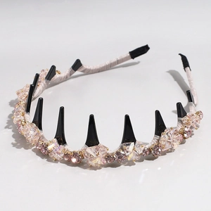 Serre-tête en cristal rose avec dents noires et diamants étincelants sur fond blanc