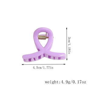 Vue détaillée de la petite pince à cheveux lavande montrant les dimensions de 4,5 cm