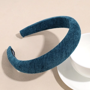 Détail d'un serre-tête en velours bleu foncé avec paillettes fines et style vintage