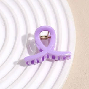Détails de la pince à cheveux violette avec finition lisse et ressort métallique