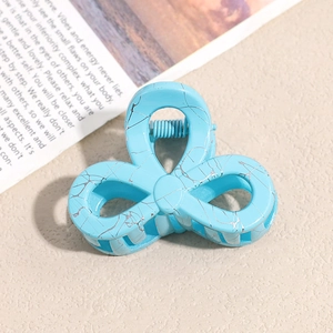Detail der himmelblauen Blumen-Haarklammer mit Silber-Crackle-Finish und Kleeblatt-Design