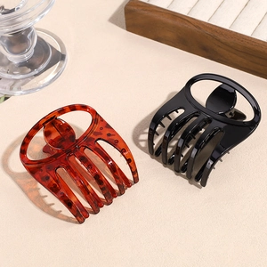 Large leopard print and black hair claw clips set for women's elegant thick hair styling