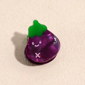 Pince à cheveux mignonne en résine marbrée violette avec détail de feuille et visage souriant
