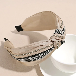 Detailansicht beige verknotetes Stirnband mit Hahnentrittmuster und Doppelreihe Strasssteinen