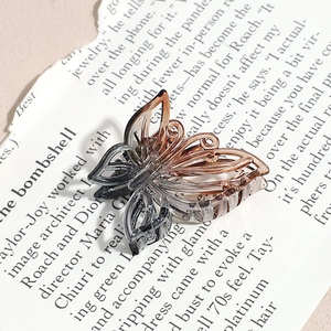 Pince à cheveux papillon évidée élégante avec dégradé de résine sur livre ancien