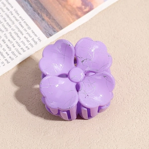Nahaufnahme der hellvioletten Blumen-Haarklammer mit einzigartigem Silber-Crackle-Muster
