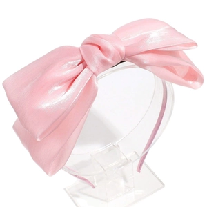 Diadema elegante de satén rosa con lazo brillante y un diseño fino de estilo minimalista