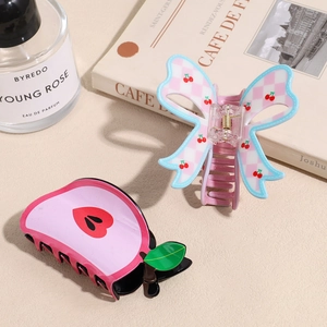 Simpatiche mollette per capelli con fiocco rosa a scacchi e decorazioni a mela
