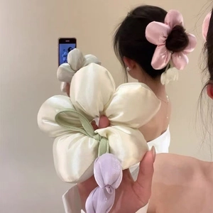 Chouchous fleurs géants en satin aux tons pastel pour coiffures élégantes de femme