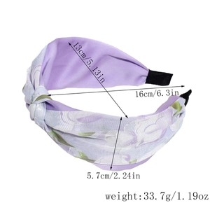 Vista detallada de la diadema con nudo floral con dimensiones 16cm x 13cm y peso 33,7g