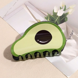 Vista dettagliata della simpatica molletta per capelli ad avocado con nocciolo sorridente