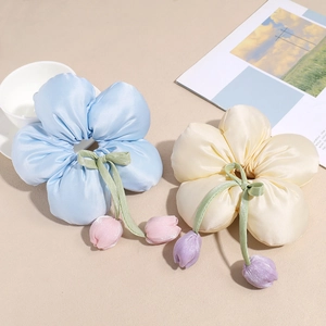 Chouchous fleurs tulipes oversize en bleu ciel et beige crème avec fini satiné