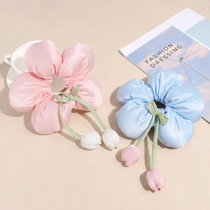 Lot de chouchous fleurs en satin avec breloques tulipes en rose et bleu pastel