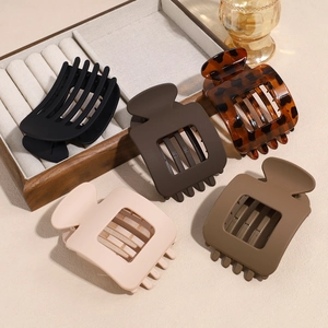 Large Frosted Square Hollow Hair Claw Clip Matte Plastic Resin Hair Accessories For Women Thick Hair Bun Styling Tool