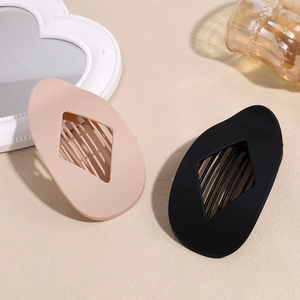 Pinces à cheveux ovales en beige et noir avec finition mate pour un style élégant