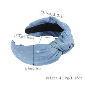 Detailansicht des Denim-Stirnbands mit Maßen 13,5x17,5x6,5cm und silbernen Strasssteinen