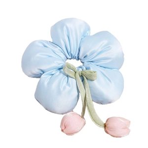 Chouchou fleuri tulipe bleu clair avec pétales en satin et nœud en soie verte élégant