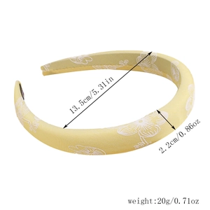 Detailed dimensions of yellow floral satin headband with 13.5cm inner diameter