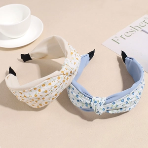Set de diademas florales anudadas en crema y azul para peinados elegantes con volumen