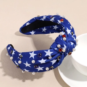 Détail du serre-tête noué bleu avec imprimé étoiles, strass colorés et perles