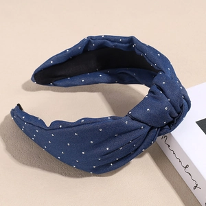 Detail eines blauen Denim-Knoten-Stirnbands mit weißen Punkten und rutschfestem Futter