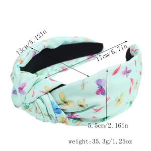 Vue détaillée du bandeau en tissu vert menthe avec imprimé papillon et doublure noire