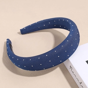 Detailaufnahme von dunkelblauem Knotenstirnband mit glitzernden silbernen Strasssteinen