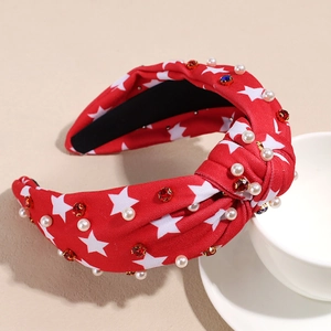 Détail du serre-tête noué rouge avec étoiles blanches et perles patriotiques