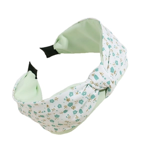 Diadema con nudo floral en tela verde menta y blanco con estampados de flores azules