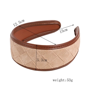 Vue détaillée du serre-tête en cuir PU tressé beige avec dimensions et poids