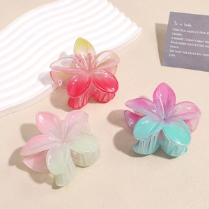 Tre mollette per capelli a fiore in resina con sfumature di giallo, rosa e viola eleganti