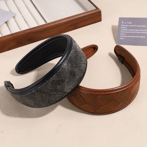 Serre-tête large en cuir PU rétro avec textures vintage craquelées et matelassées