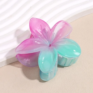 Dettaglio molletta per capelli a forma di fiore plumeria con sfumatura di colore