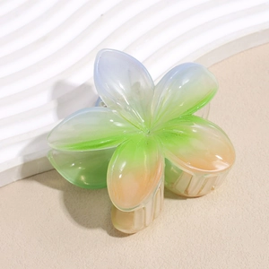 Dettaglio della molletta per capelli a forma di fiore in resina con finitura sfumata