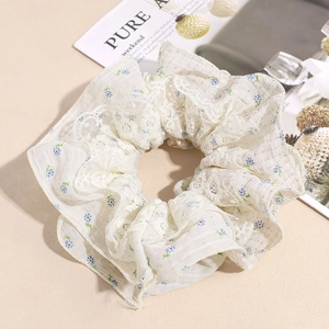Chouchou large à fleurs avec bordure en dentelle et tissu en mousseline crème élégant