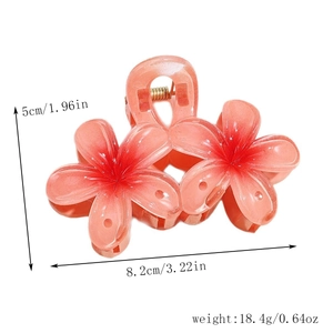 Détail de la pince à cheveux fleur en acrylique rose corail, taille 8,2 cm et poids 18,4 g