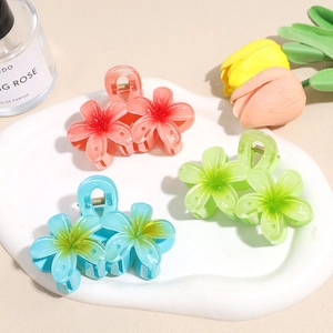 Pinces à cheveux élégantes en acrylique fleur de frangipanier en trois couleurs dégradées