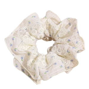Chouchou floral avec bordure en dentelle sur tissu blanc cassé de style coréen doux
