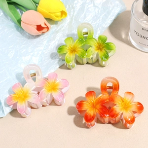 Tre mollette per capelli a forma di fiore con sfumature verde, rosa e arancione